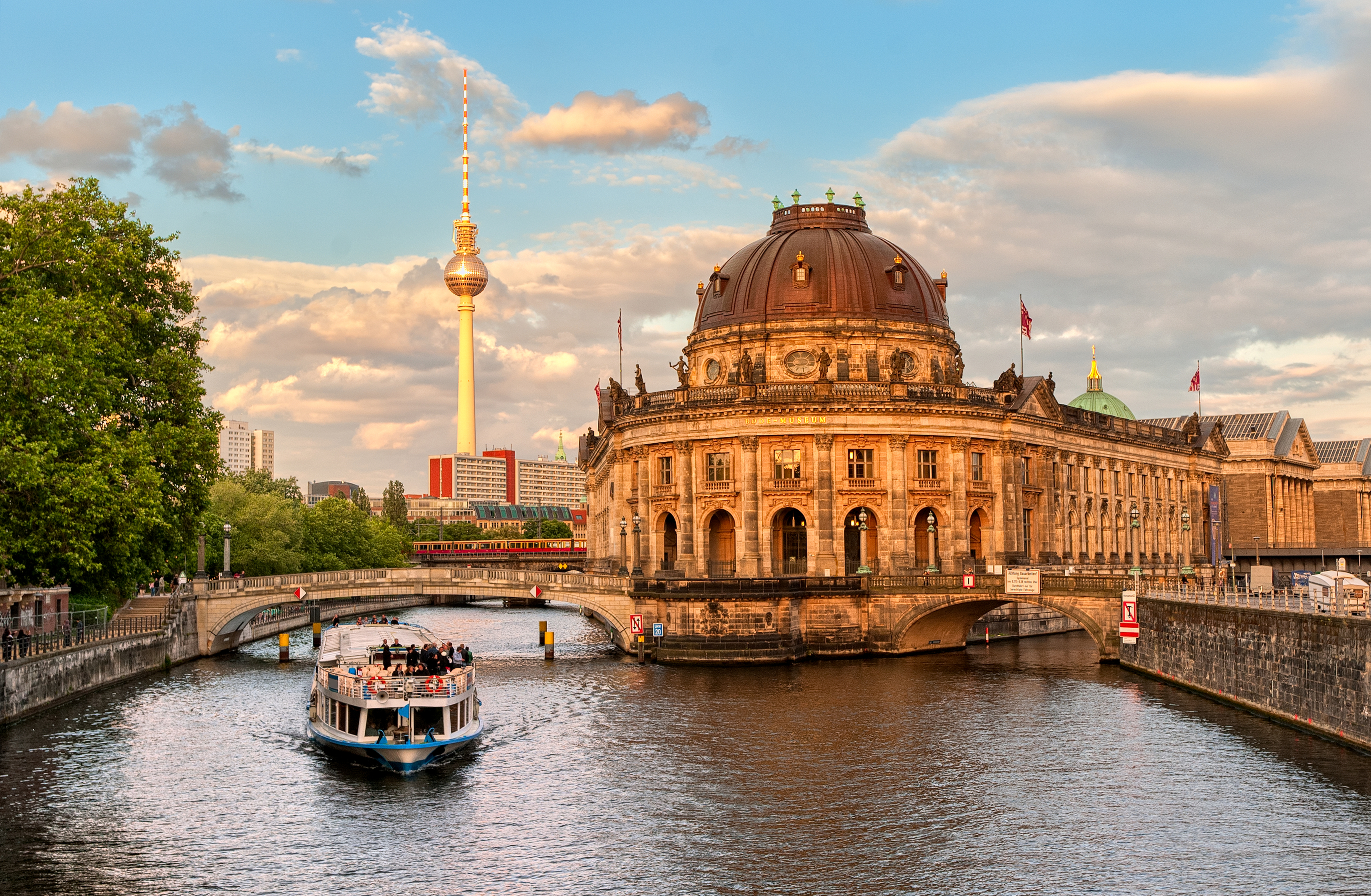 Blick über die Spree auf den Berliner Fernsehturm